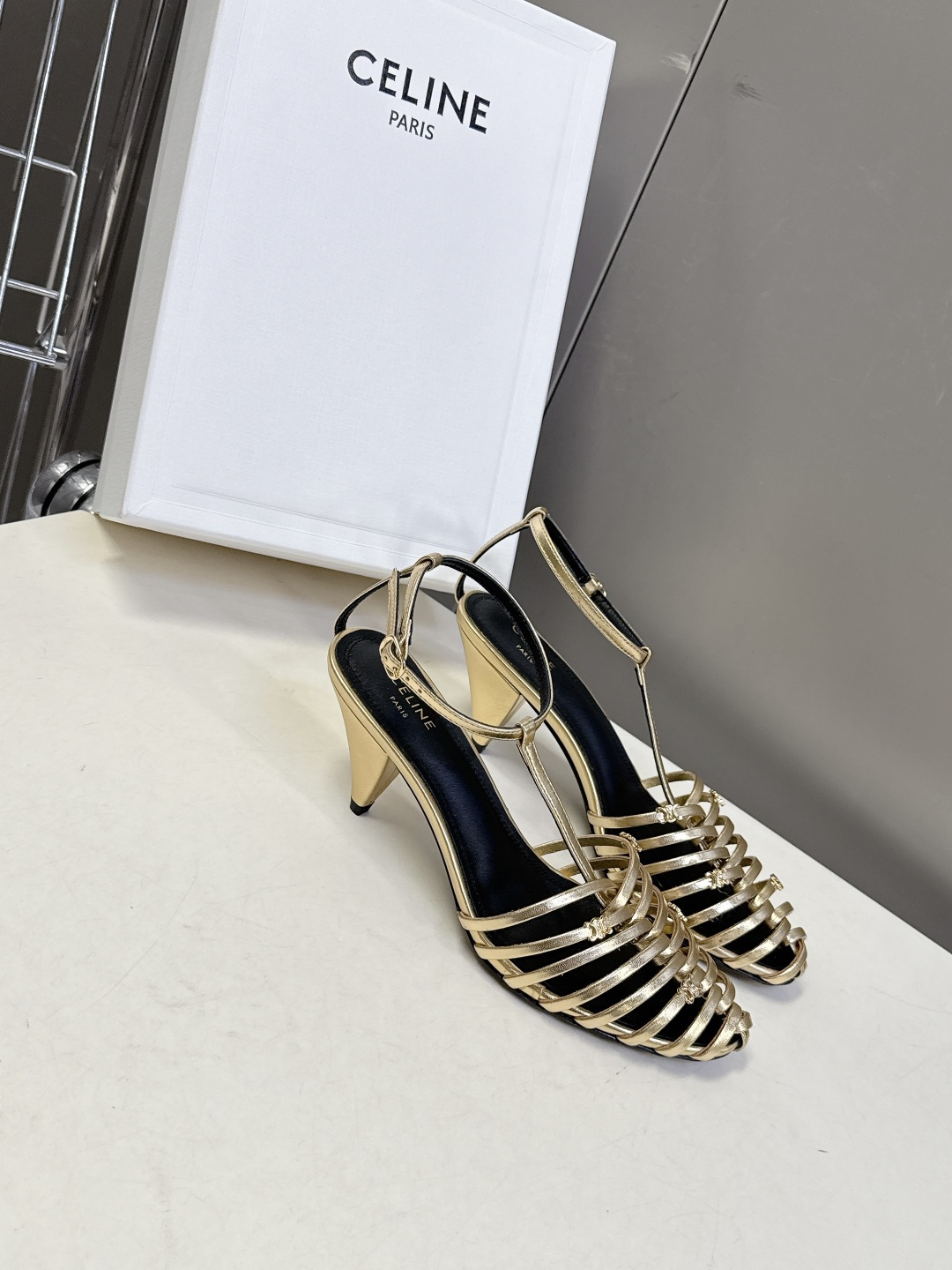 Celine春夏凯旋门时装鞋 柔美的露脚设计，脚踝绑带。上脚真的超级显瘦超级美 C家特定的精致凯旋门lo