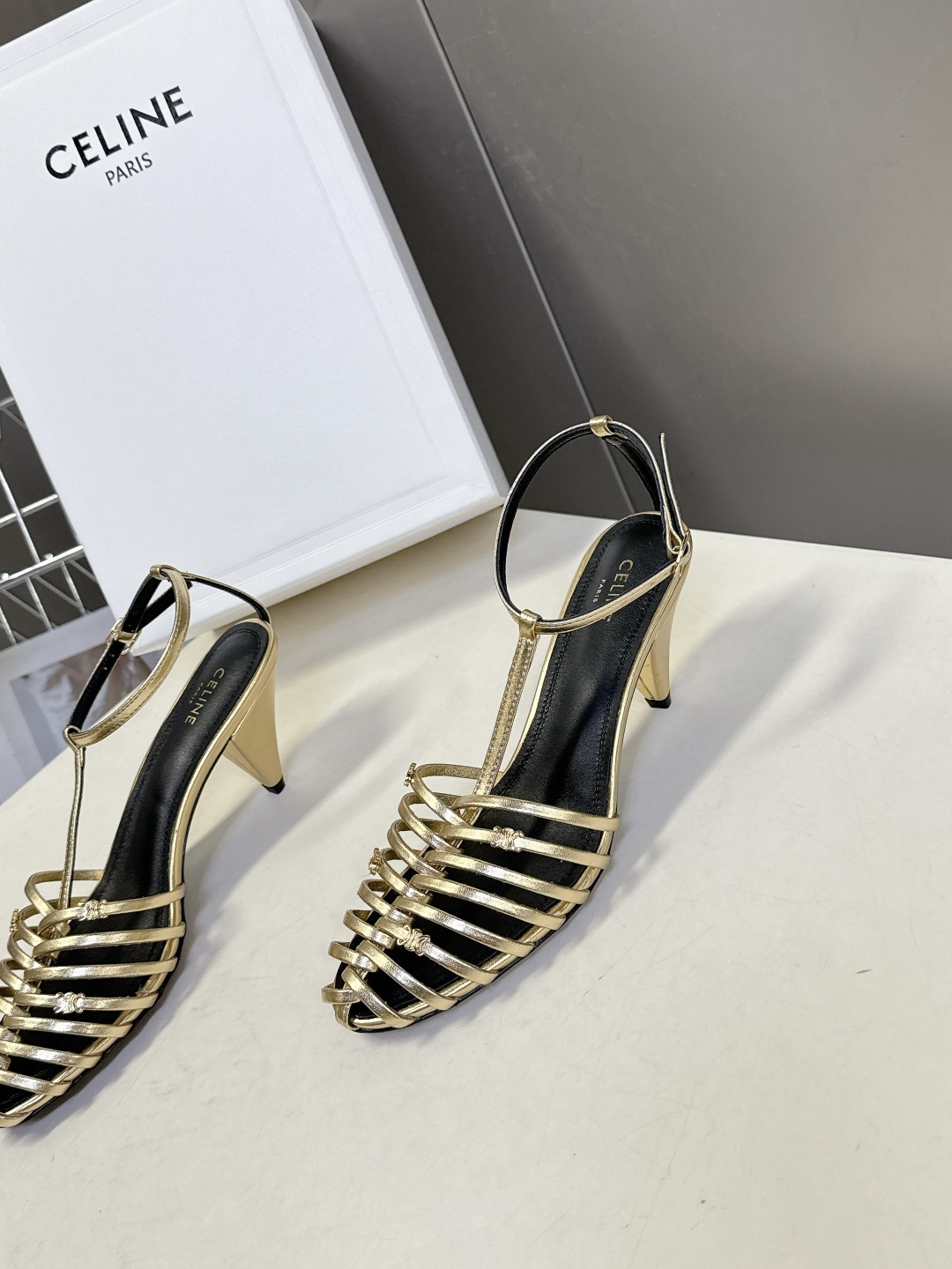 Celine春夏凯旋门时装鞋 柔美的露脚设计，脚踝绑带。上脚真的超级显瘦超级美 C家特定的精致凯旋门lo