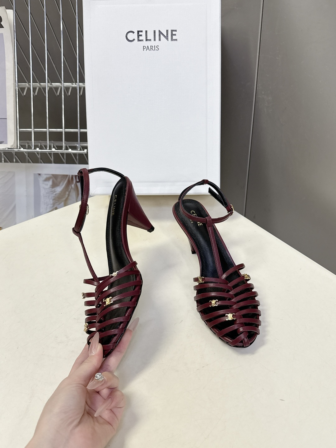 Celine春夏凯旋门时装鞋 柔美的露脚设计，脚踝绑带。上脚真的超级显瘦超级美 C家特定的精致凯旋门lo