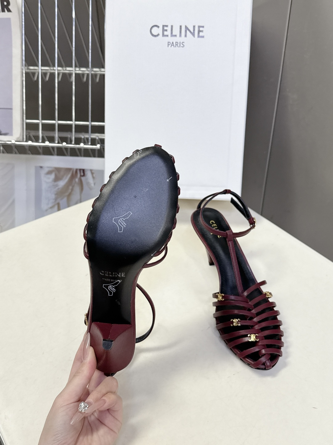 Celine春夏凯旋门时装鞋 柔美的露脚设计，脚踝绑带。上脚真的超级显瘦超级美 C家特定的精致凯旋门lo