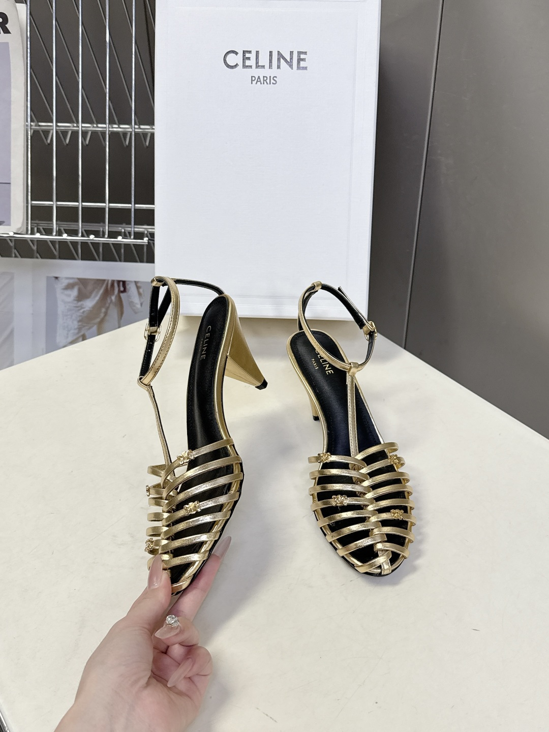 Celine春夏凯旋门时装鞋 柔美的露脚设计，脚踝绑带。上脚真的超级显瘦超级美 C家特定的精致凯旋门lo