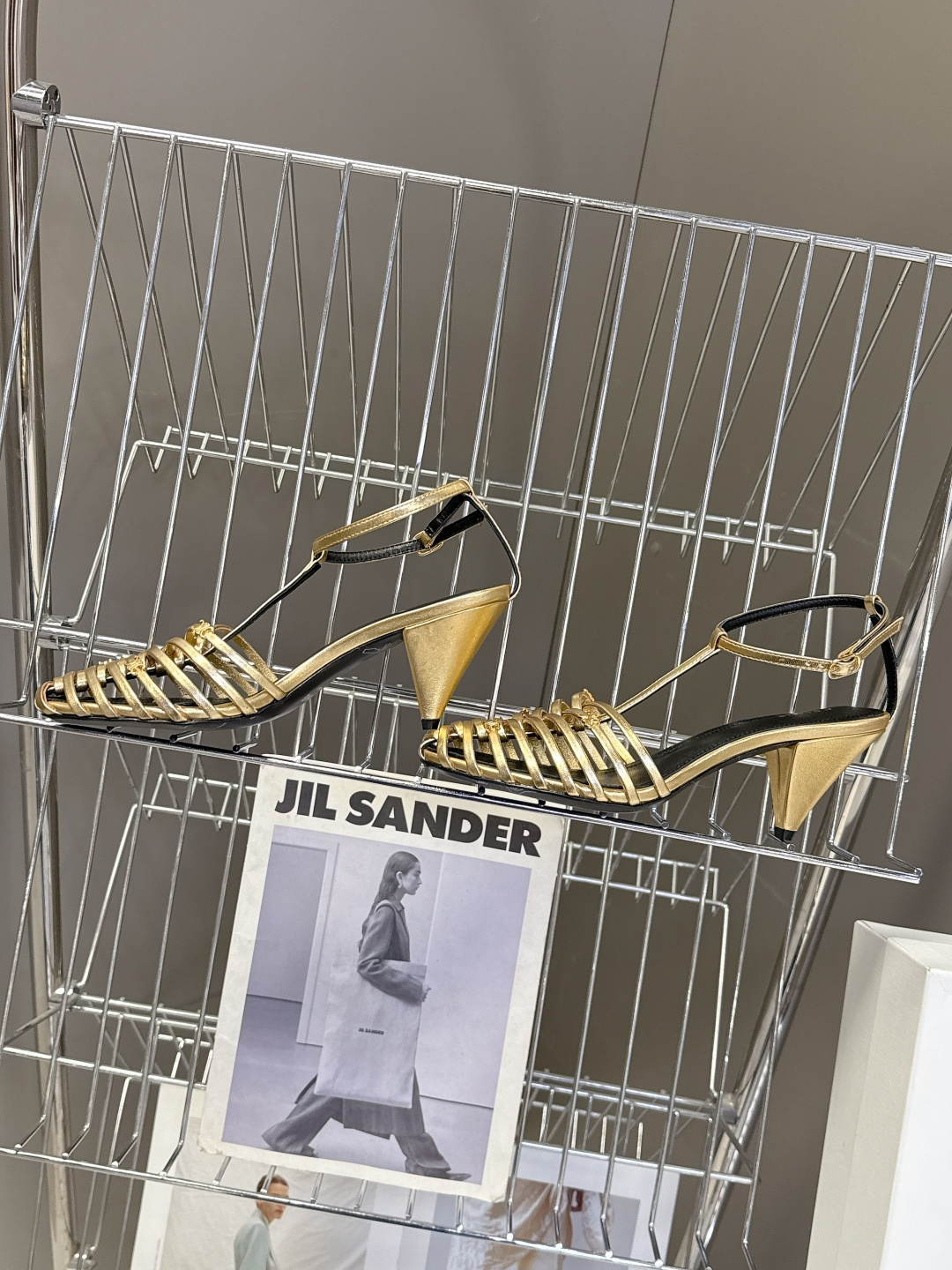 Celine春夏凯旋门时装鞋 柔美的露脚设计，脚踝绑带。上脚真的超级显瘦超级美 C家特定的精致凯旋门lo