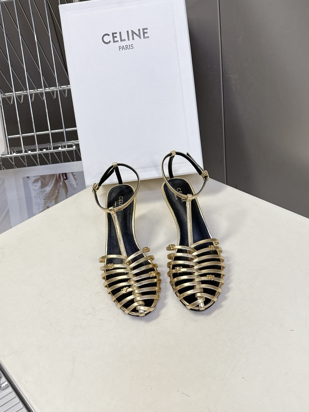 NO:748083,Celine spring and summer Arc de Triomphe fashion shoes, soft open-foot design, ankle straps. The upper feet are really super slim and beautiful. The exquisite Arc de Triomphe logo specific to the C family is so beautiful. Original calfskin on the upper. The lining/foot pads are made of top-grade mixed sheepskin. Italian genuine cowhide outsole. Heel height 6cm. Size35-40. High-heeled sandals, celine, chanel, sandals, high heels, cowhide, sheepskin.19860909Celine春夏凯旋门时装鞋 柔美的露脚设计,脚踝绑带. 上脚真的超级显瘦超级美 C家特定的精致凯旋门logo 好看到爆 鞋面原版小牛皮 内里/垫脚采用顶级混种羊皮 意大利真牛皮大底 跟高6cm Size35-40,高跟鞋凉鞋,celine,chanel,sandals,high heels,cowhide,sheepskin,Women's Shoes