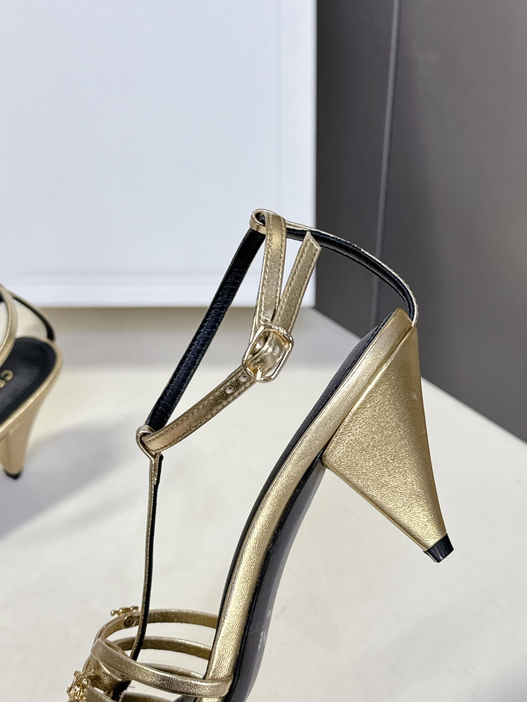 Celine春夏凯旋门时装鞋 柔美的露脚设计，脚踝绑带。上脚真的超级显瘦超级美 C家特定的精致凯旋门lo