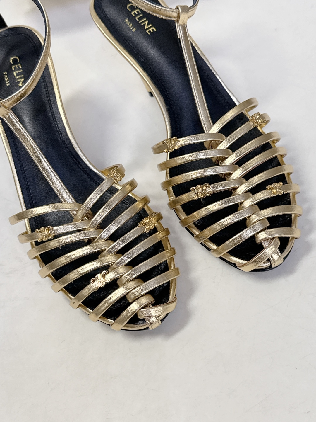 Celine春夏凯旋门时装鞋 柔美的露脚设计，脚踝绑带。上脚真的超级显瘦超级美 C家特定的精致凯旋门lo