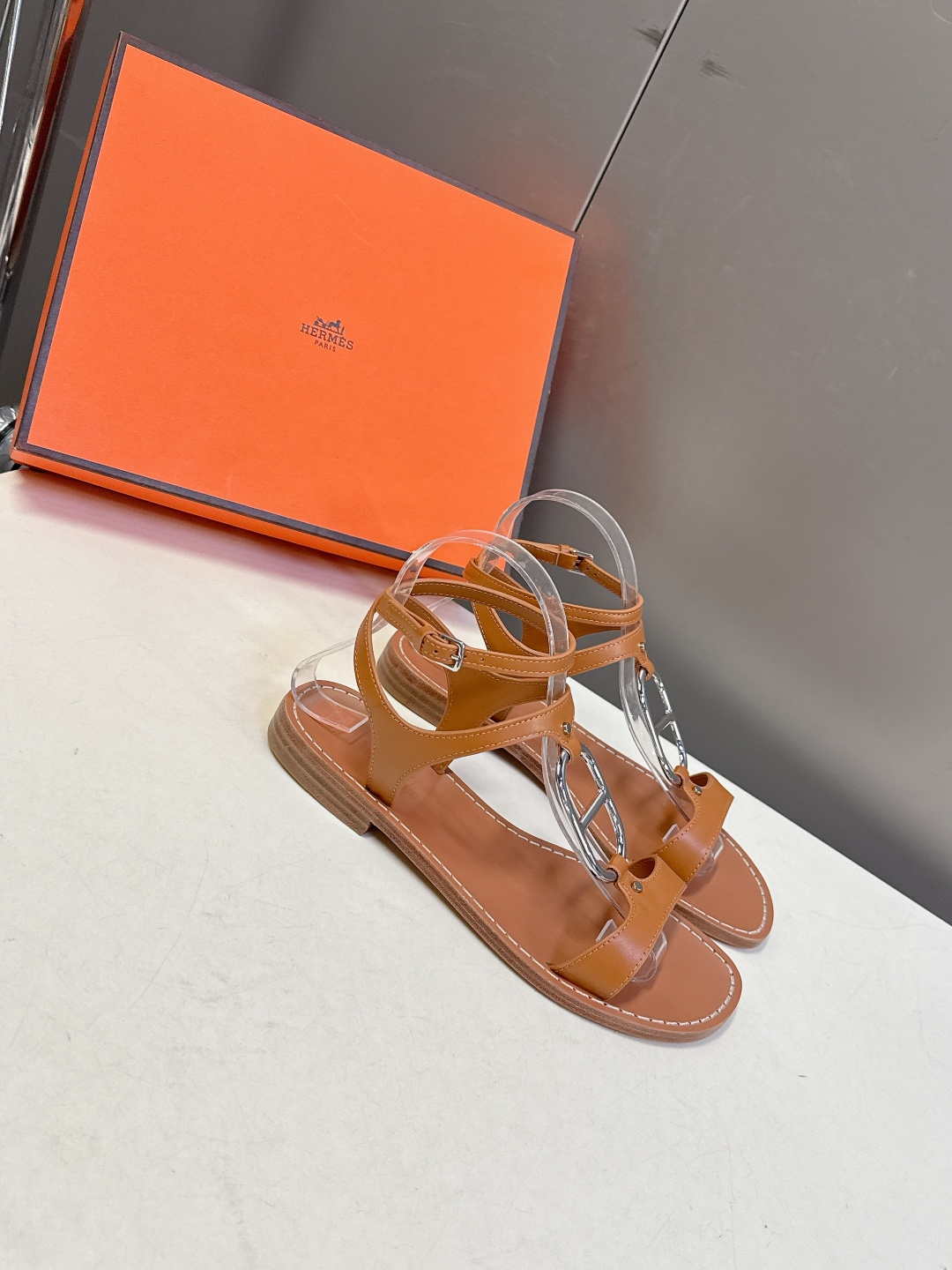 Hermes爱马仕2026春夏最新款H拖凉鞋 柜柜超难配货 经典的方头版型 搭配极具辨识度H形状五金扣 