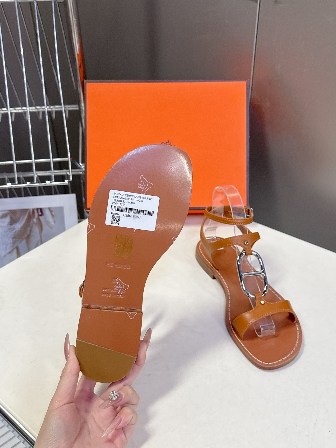 Hermes爱马仕2026春夏最新款H拖凉鞋 柜柜超难配货 经典的方头版型 搭配极具辨识度H形状五金扣 