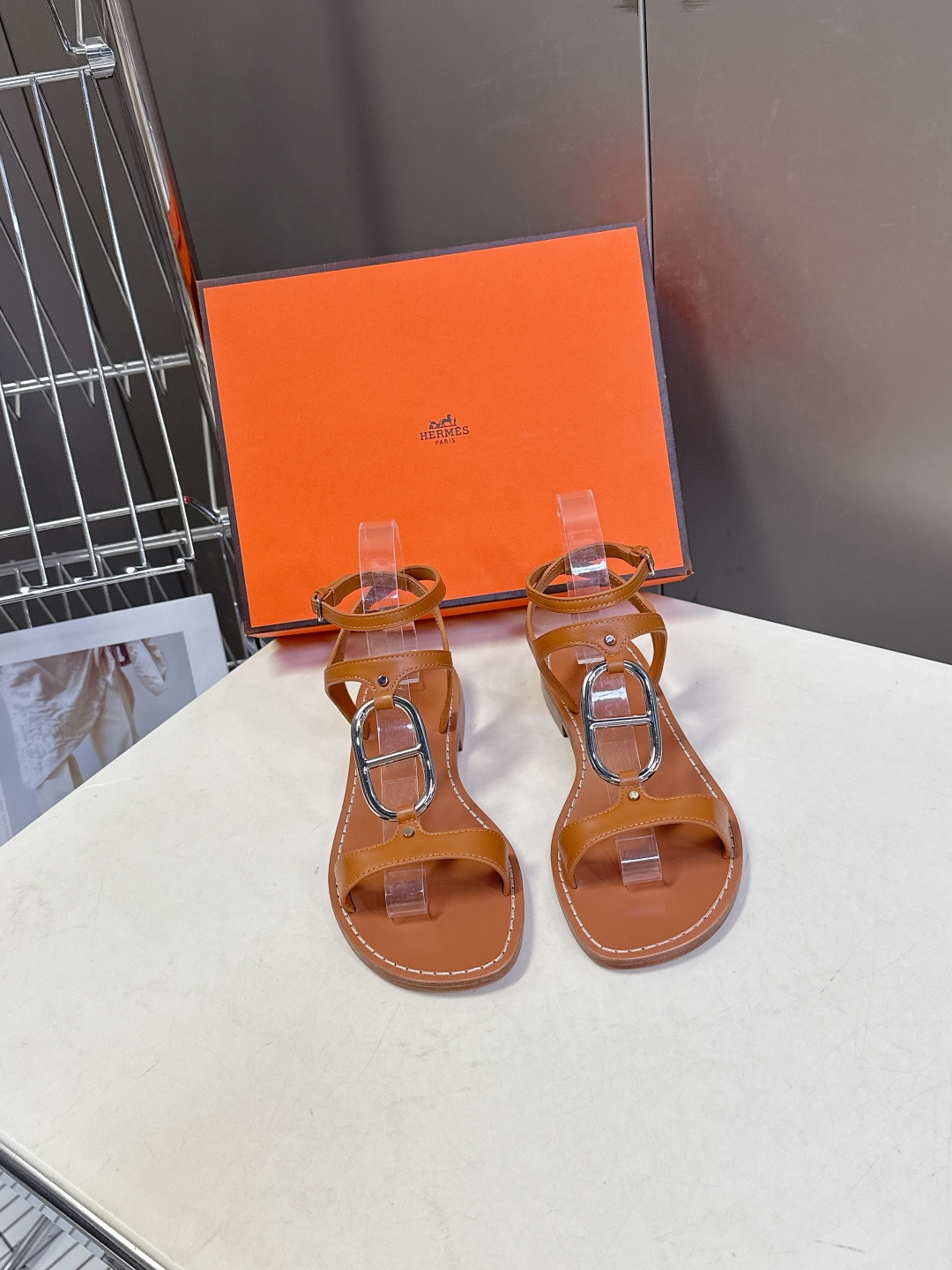 Hermes爱马仕2026春夏最新款H拖凉鞋 柜柜超难配货 经典的方头版型 搭配极具辨识度H形状五金扣 