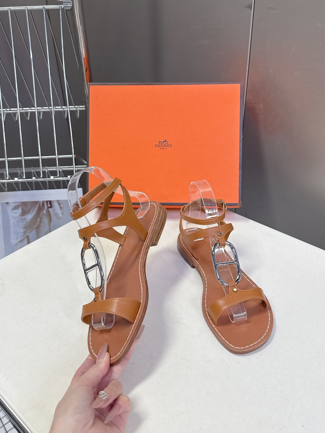 Hermes爱马仕2026春夏最新款H拖凉鞋 柜柜超难配货 经典的方头版型 搭配极具辨识度H形状五金扣 