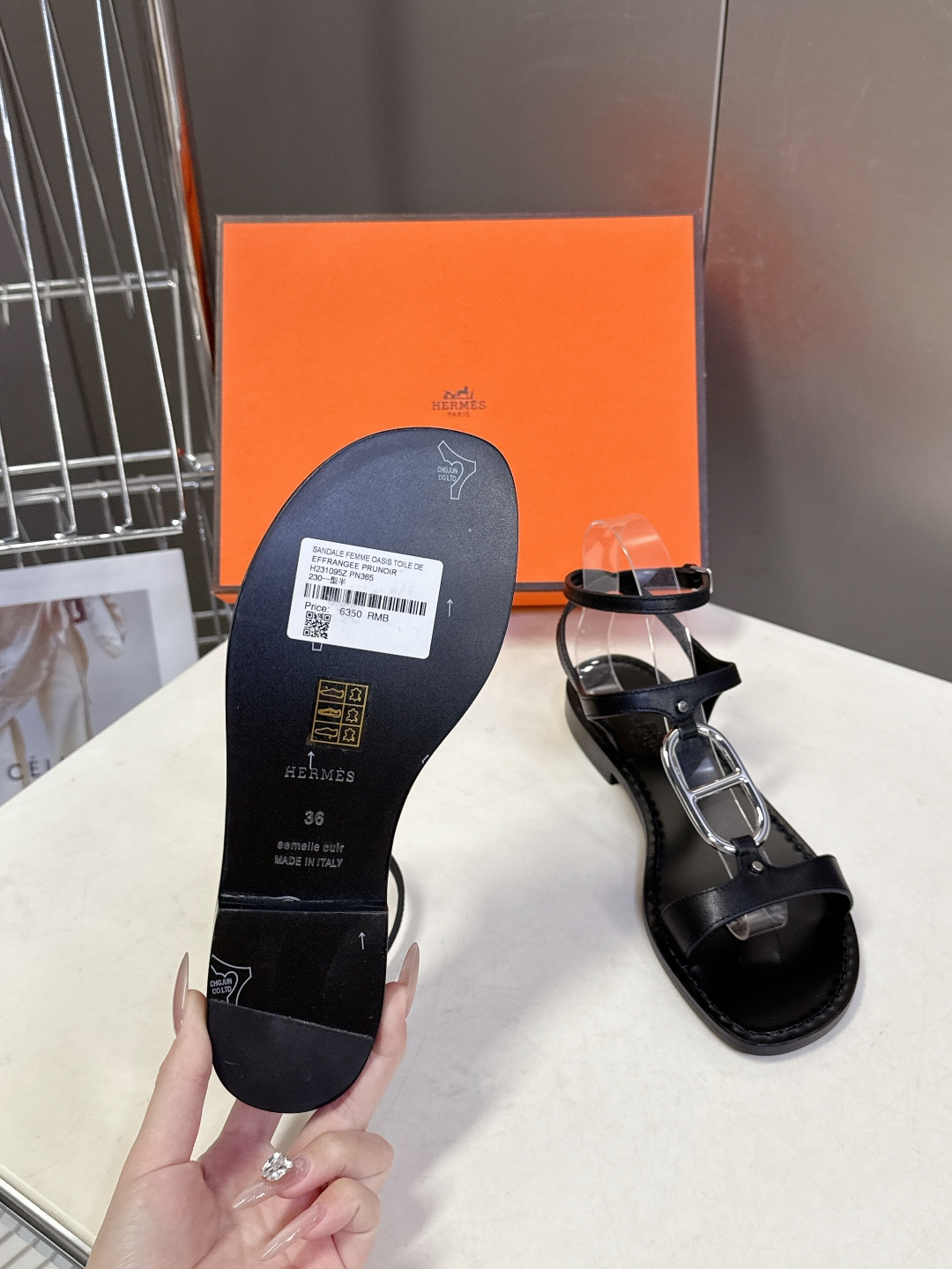 Hermes爱马仕2026春夏最新款H拖凉鞋 柜柜超难配货 经典的方头版型 搭配极具辨识度H形状五金扣 