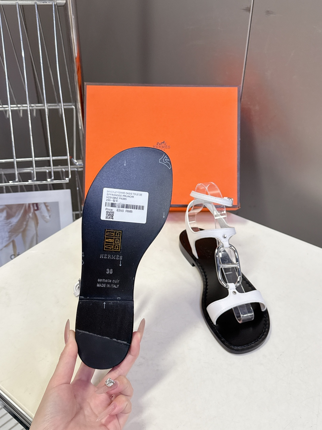 Hermes爱马仕2026春夏最新款H拖凉鞋 柜柜超难配货 经典的方头版型 搭配极具辨识度H形状五金扣 