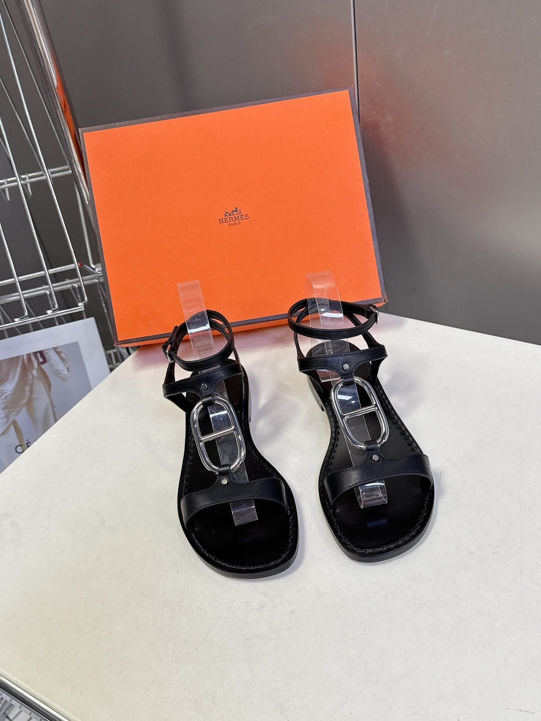 Hermes爱马仕2026春夏最新款H拖凉鞋 柜柜超难配货 经典的方头版型 搭配极具辨识度H形状五金扣 