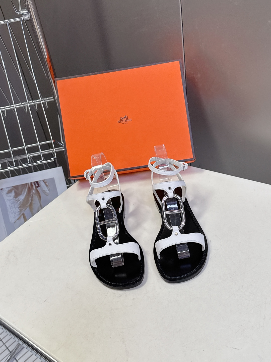 Hermes爱马仕2026春夏最新款H拖凉鞋 柜柜超难配货 经典的方头版型 搭配极具辨识度H形状五金扣 