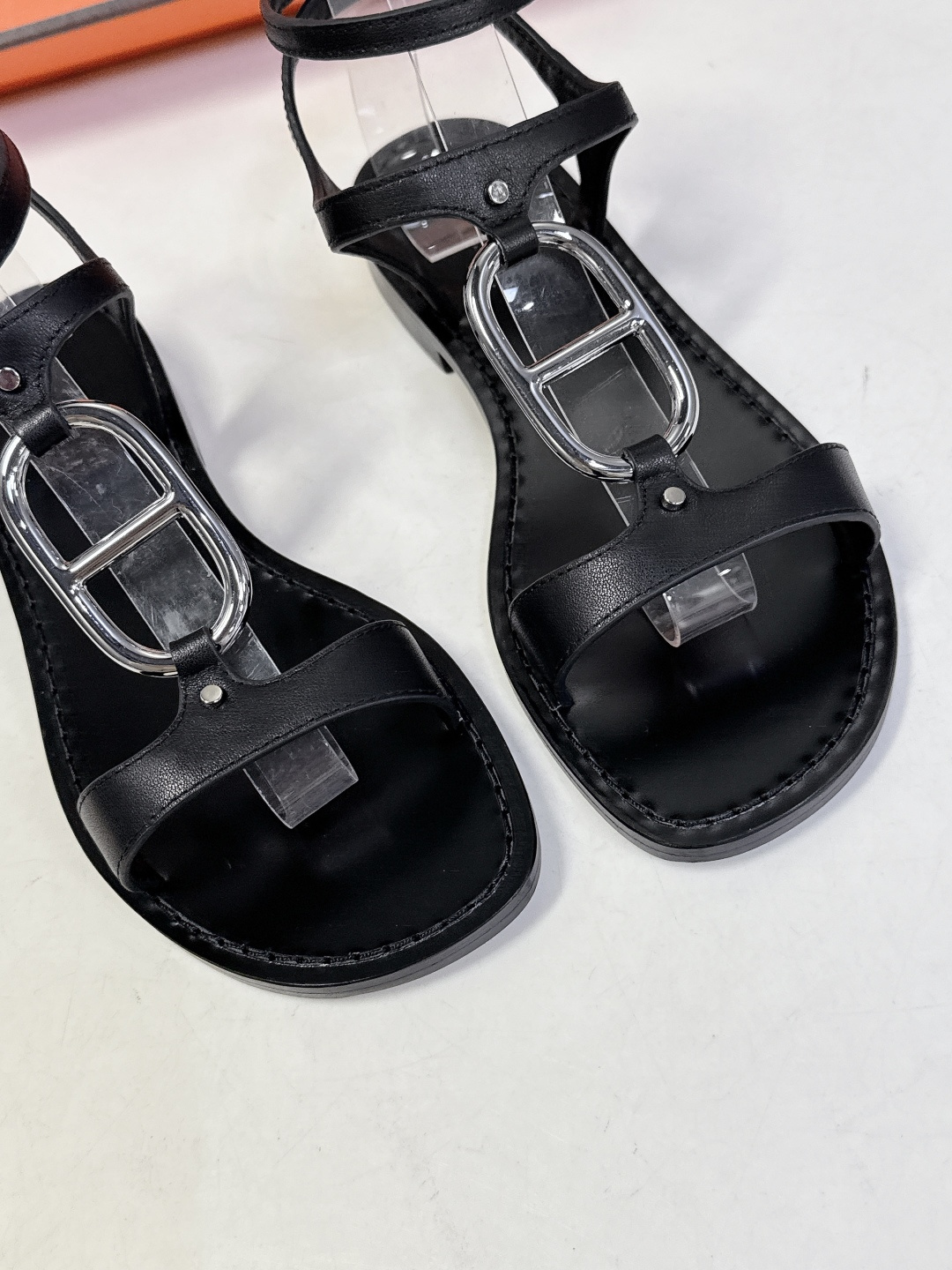 Hermes爱马仕2026春夏最新款H拖凉鞋 柜柜超难配货 经典的方头版型 搭配极具辨识度H形状五金扣 