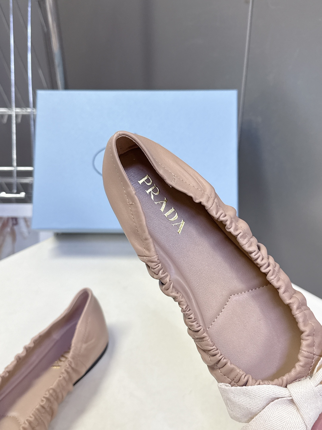 PRADA普拉达2026春夏褶皱蝴蝶结 跳舞鞋 芭蕾舞鞋 超多明星网红种草 简约的设计圆头轮廓 蝴蝶结点