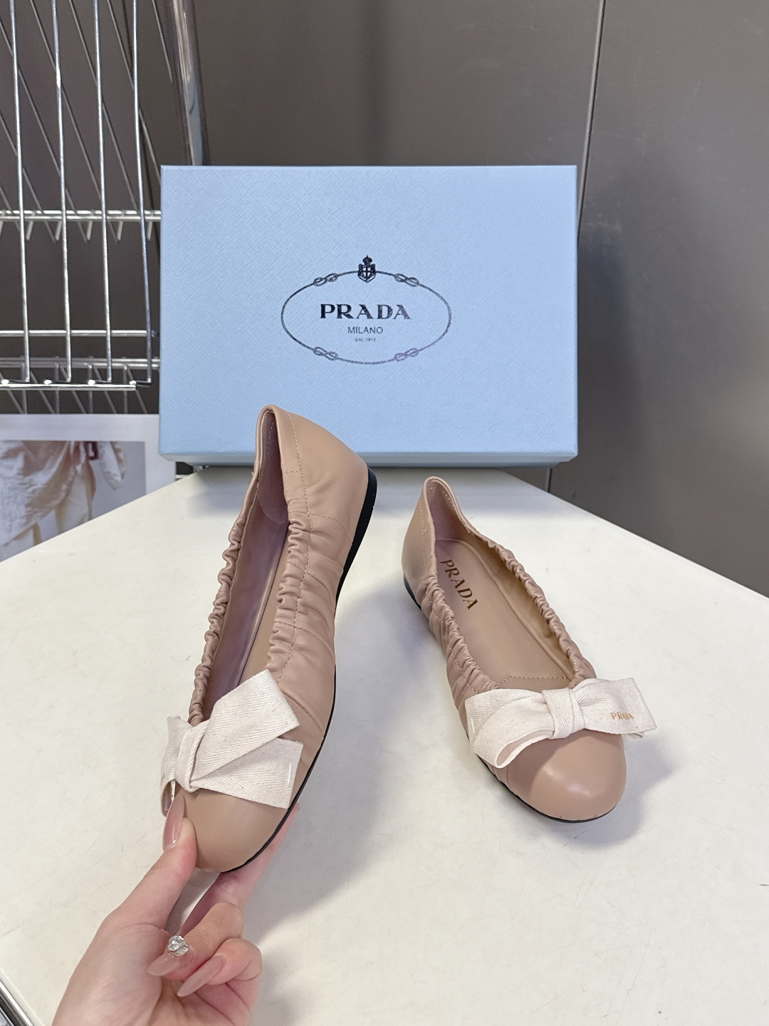 PRADA普拉达2026春夏褶皱蝴蝶结 跳舞鞋 芭蕾舞鞋 超多明星网红种草 简约的设计圆头轮廓 蝴蝶结点
