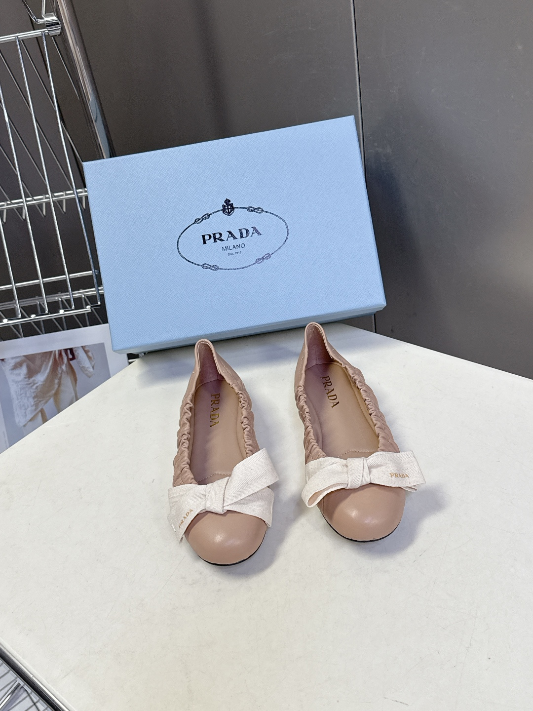 PRADA普拉达2026春夏褶皱蝴蝶结 跳舞鞋 芭蕾舞鞋 超多明星网红种草 简约的设计圆头轮廓 蝴蝶结点