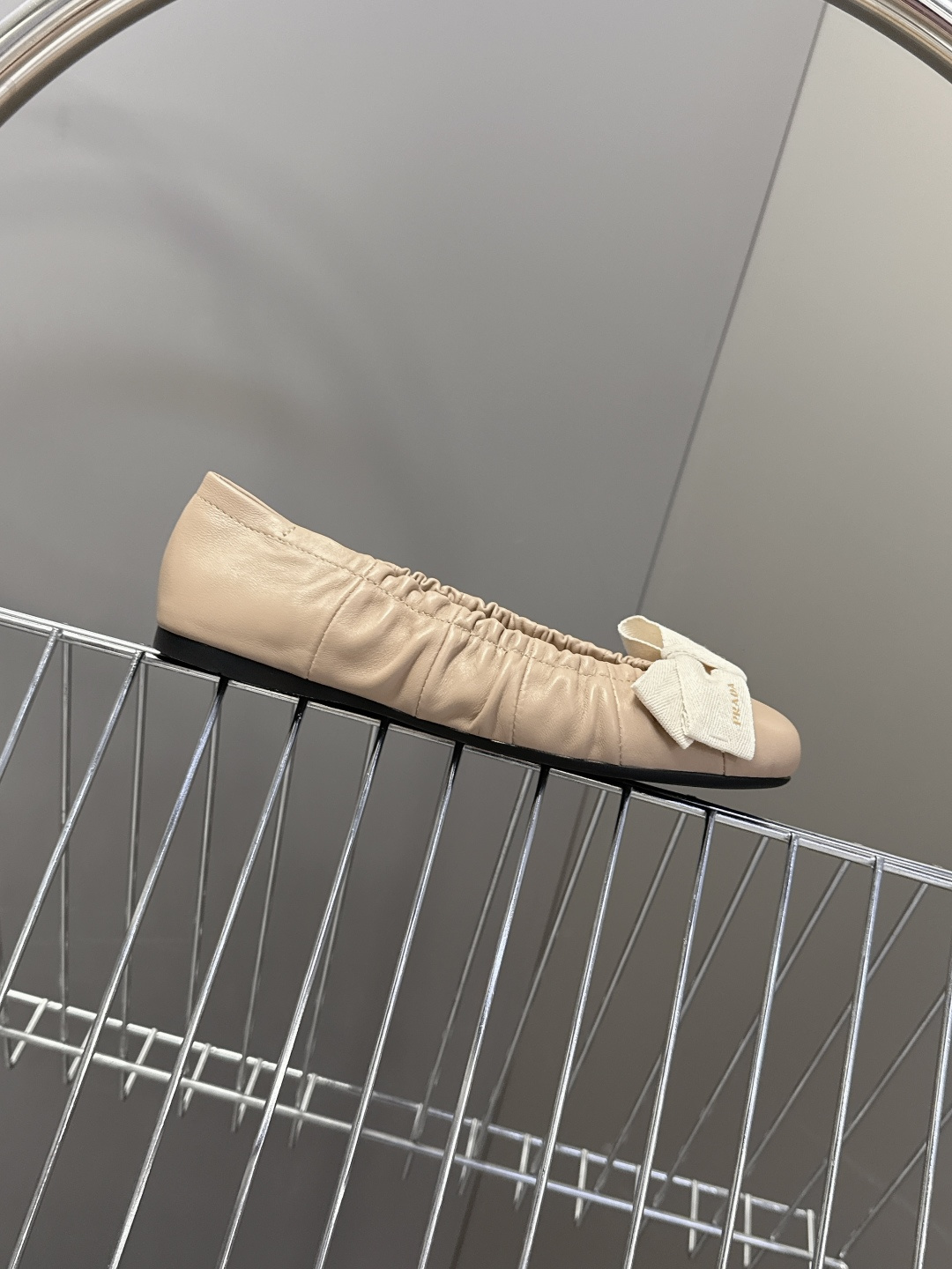 PRADA普拉达2026春夏褶皱蝴蝶结 跳舞鞋 芭蕾舞鞋 超多明星网红种草 简约的设计圆头轮廓 蝴蝶结点