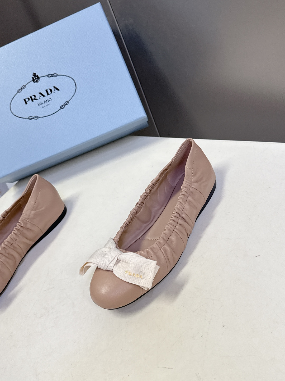 PRADA普拉达2026春夏褶皱蝴蝶结 跳舞鞋 芭蕾舞鞋 超多明星网红种草 简约的设计圆头轮廓 蝴蝶结点