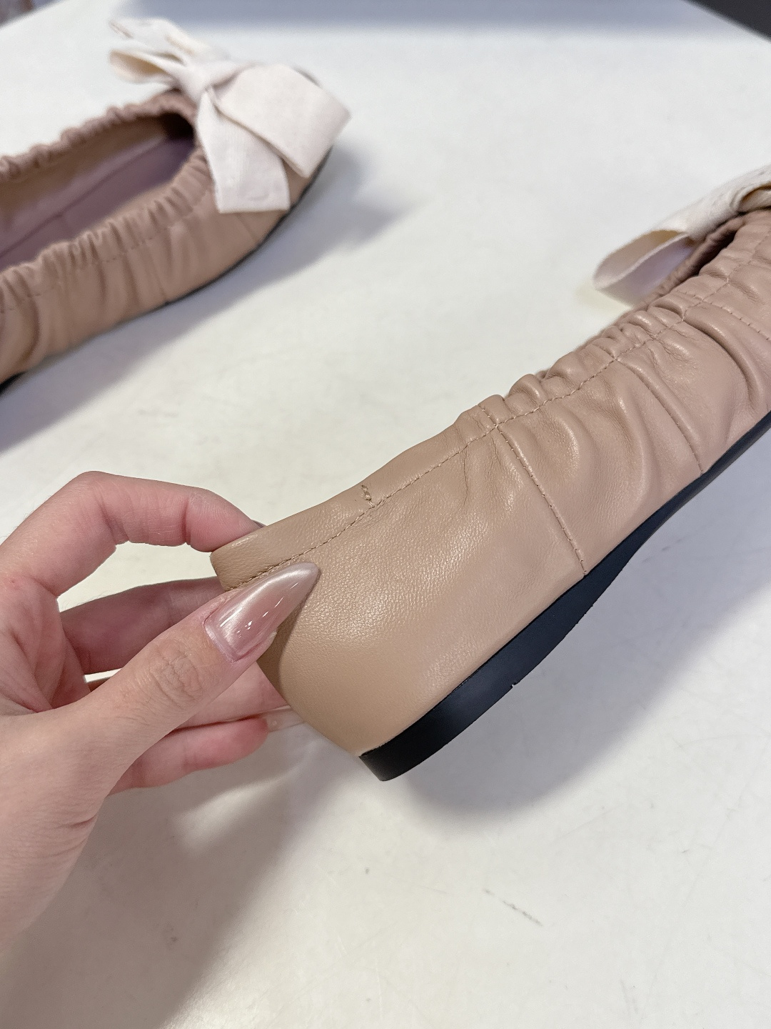 PRADA普拉达2026春夏褶皱蝴蝶结 跳舞鞋 芭蕾舞鞋 超多明星网红种草 简约的设计圆头轮廓 蝴蝶结点