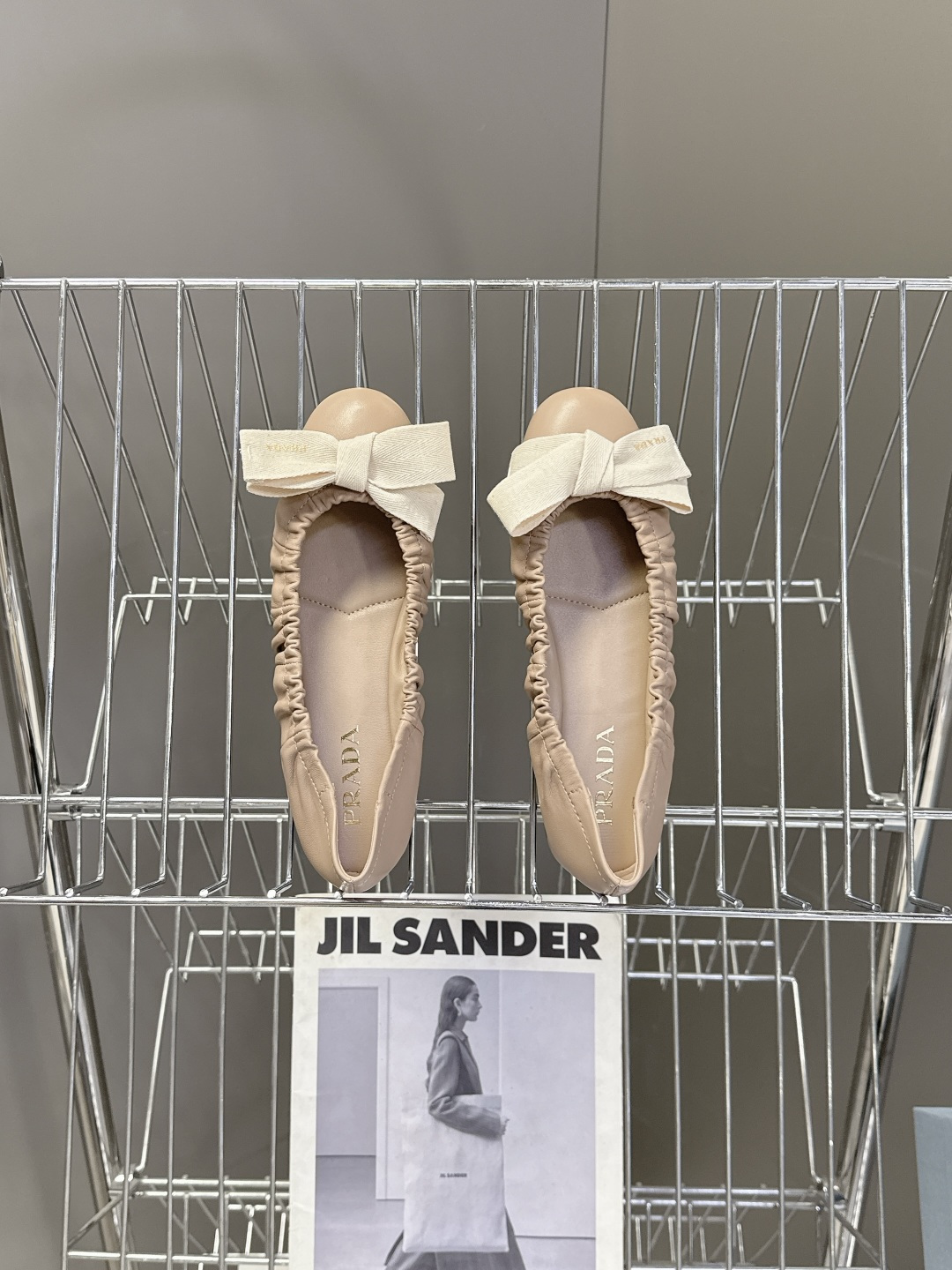 PRADA普拉达2026春夏褶皱蝴蝶结 跳舞鞋 芭蕾舞鞋 超多明星网红种草 简约的设计圆头轮廓 蝴蝶结点