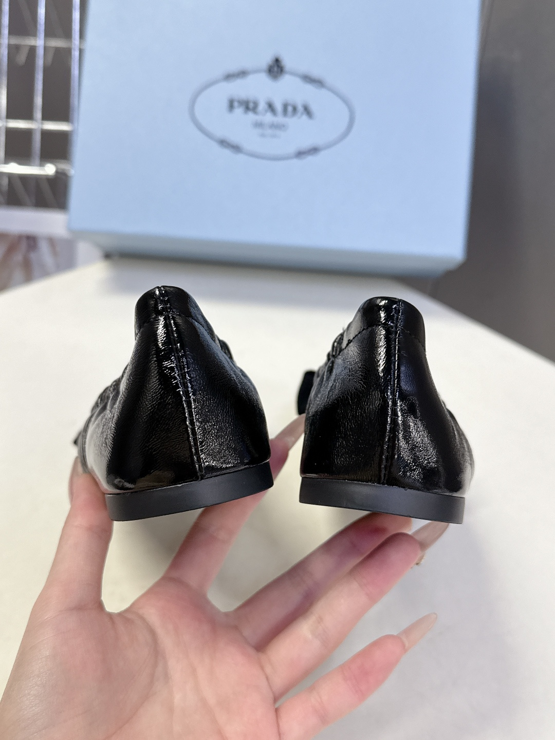 PRADA普拉达2026春夏褶皱蝴蝶结 跳舞鞋 芭蕾舞鞋 超多明星网红种草 简约的设计圆头轮廓 蝴蝶结点