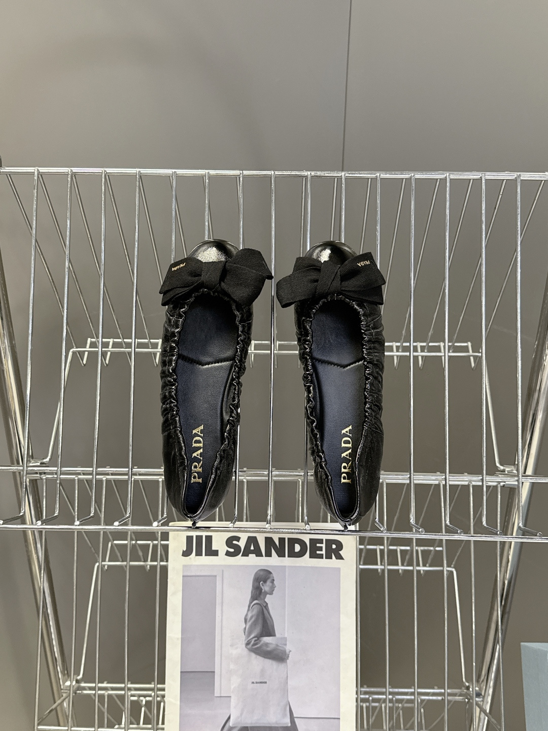 PRADA普拉达2026春夏褶皱蝴蝶结 跳舞鞋 芭蕾舞鞋 超多明星网红种草 简约的设计圆头轮廓 蝴蝶结点