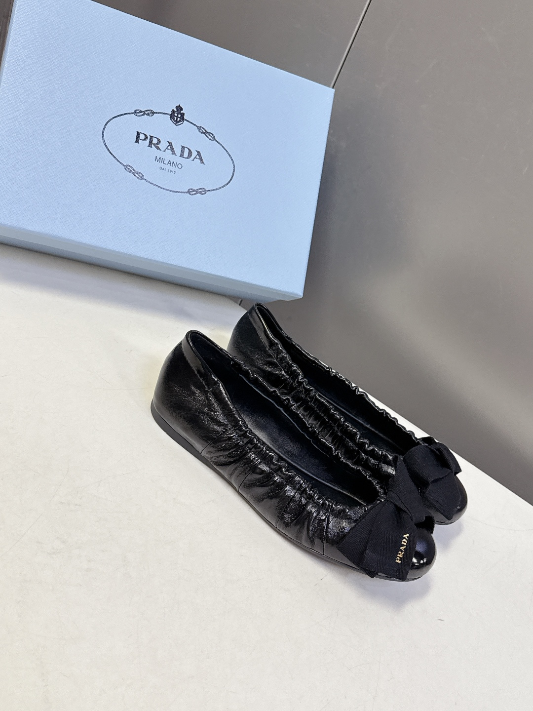 PRADA普拉达2026春夏褶皱蝴蝶结 跳舞鞋 芭蕾舞鞋 超多明星网红种草 简约的设计圆头轮廓 蝴蝶结点