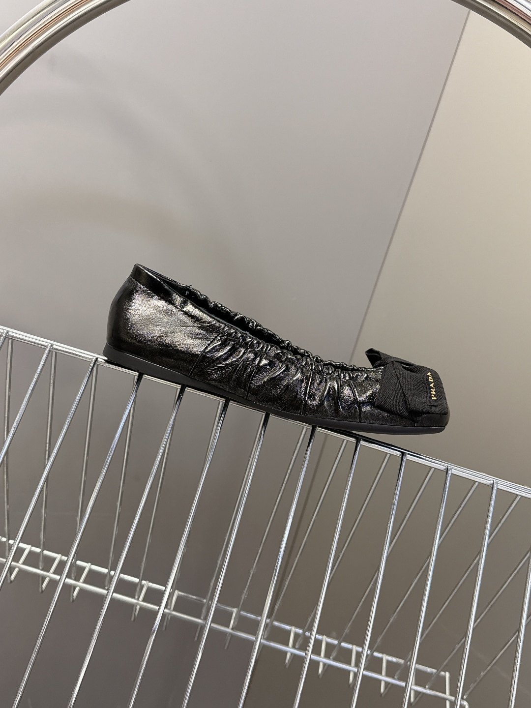 PRADA普拉达2026春夏褶皱蝴蝶结 跳舞鞋 芭蕾舞鞋 超多明星网红种草 简约的设计圆头轮廓 蝴蝶结点