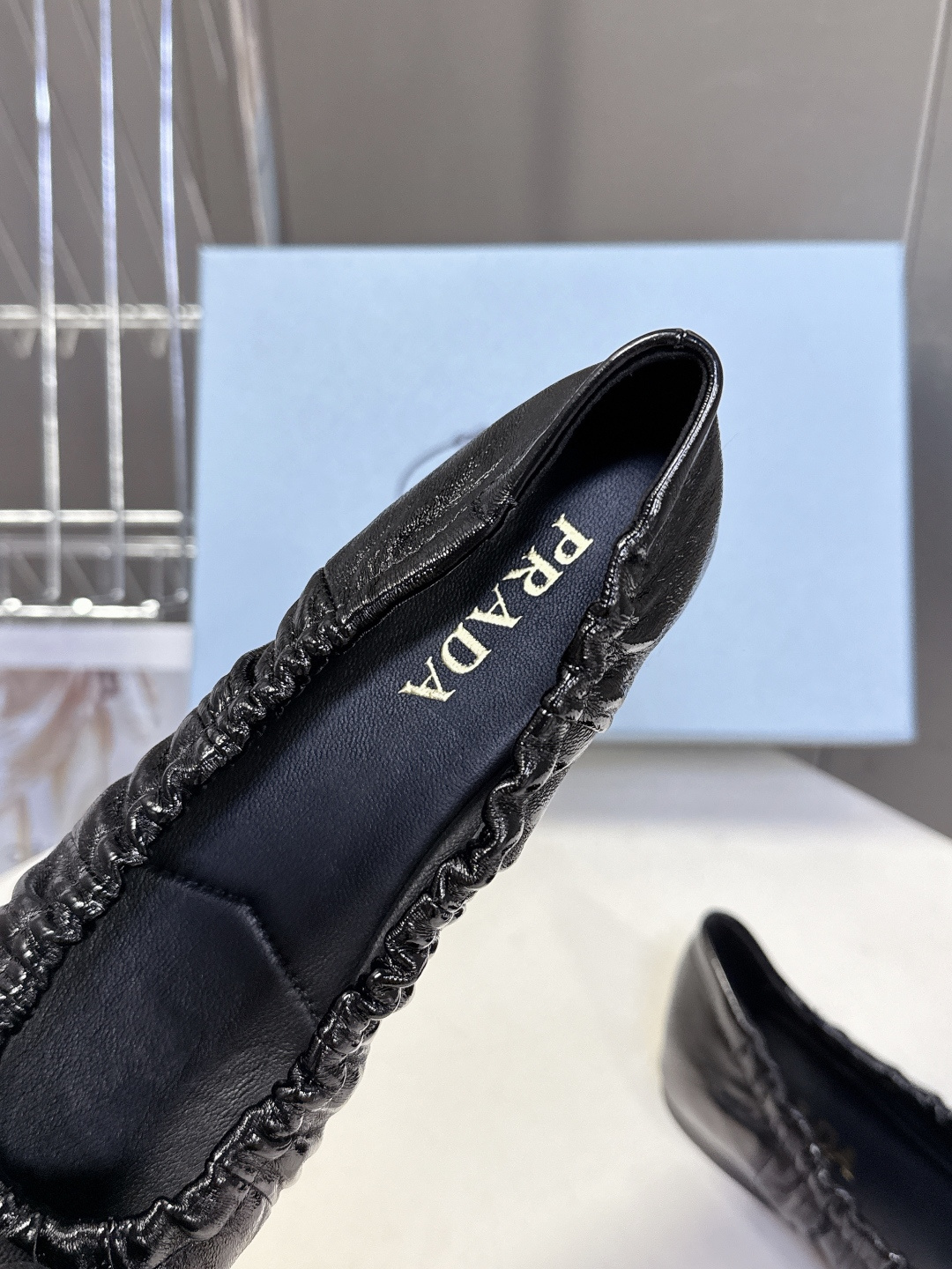 PRADA普拉达2026春夏褶皱蝴蝶结 跳舞鞋 芭蕾舞鞋 超多明星网红种草 简约的设计圆头轮廓 蝴蝶结点