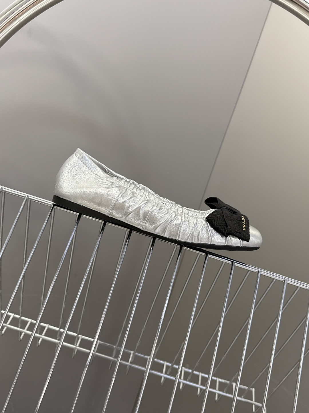 PRADA普拉达2026春夏褶皱蝴蝶结 跳舞鞋 芭蕾舞鞋 超多明星网红种草 简约的设计圆头轮廓 蝴蝶结点