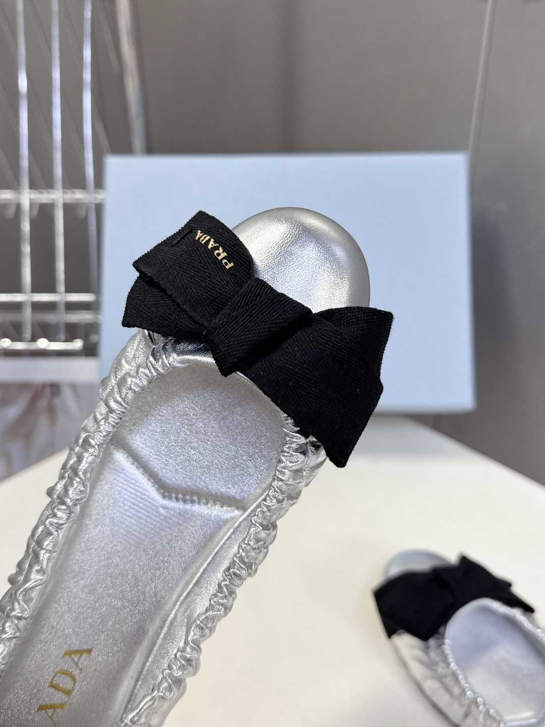 PRADA普拉达2026春夏褶皱蝴蝶结 跳舞鞋 芭蕾舞鞋 超多明星网红种草 简约的设计圆头轮廓 蝴蝶结点