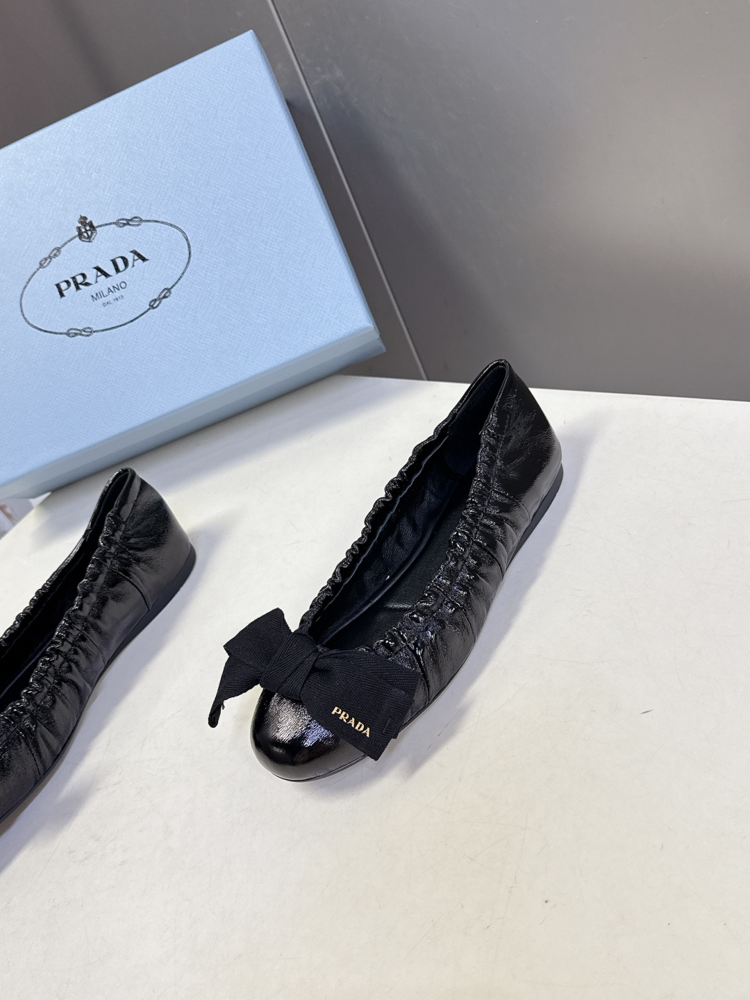 PRADA普拉达2026春夏褶皱蝴蝶结 跳舞鞋 芭蕾舞鞋 超多明星网红种草 简约的设计圆头轮廓 蝴蝶结点