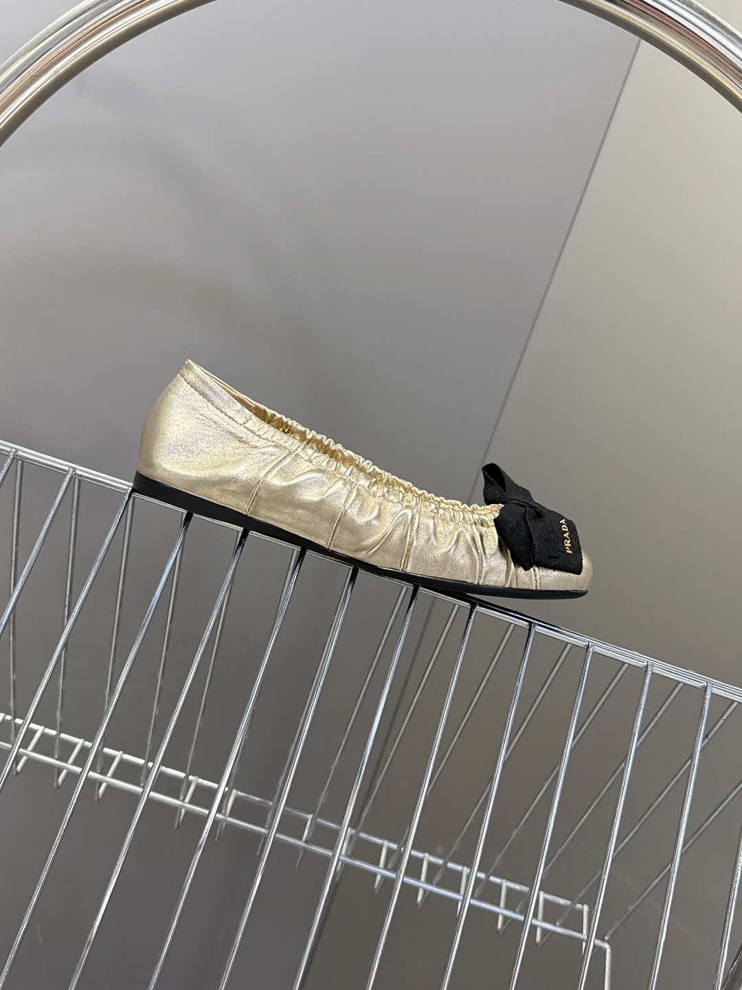 PRADA普拉达2026春夏褶皱蝴蝶结 跳舞鞋 芭蕾舞鞋 超多明星网红种草 简约的设计圆头轮廓 蝴蝶结点