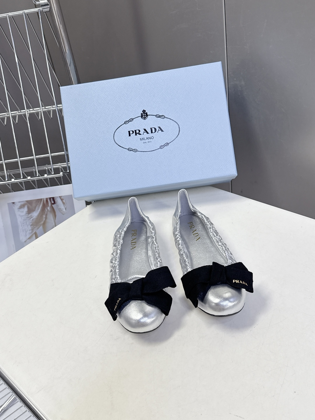 PRADA普拉达2026春夏褶皱蝴蝶结 跳舞鞋 芭蕾舞鞋 超多明星网红种草 简约的设计圆头轮廓 蝴蝶结点