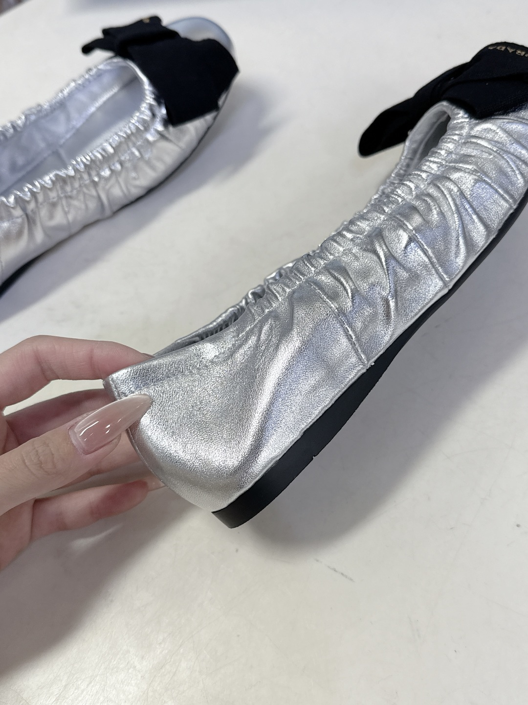 PRADA普拉达2026春夏褶皱蝴蝶结 跳舞鞋 芭蕾舞鞋 超多明星网红种草 简约的设计圆头轮廓 蝴蝶结点