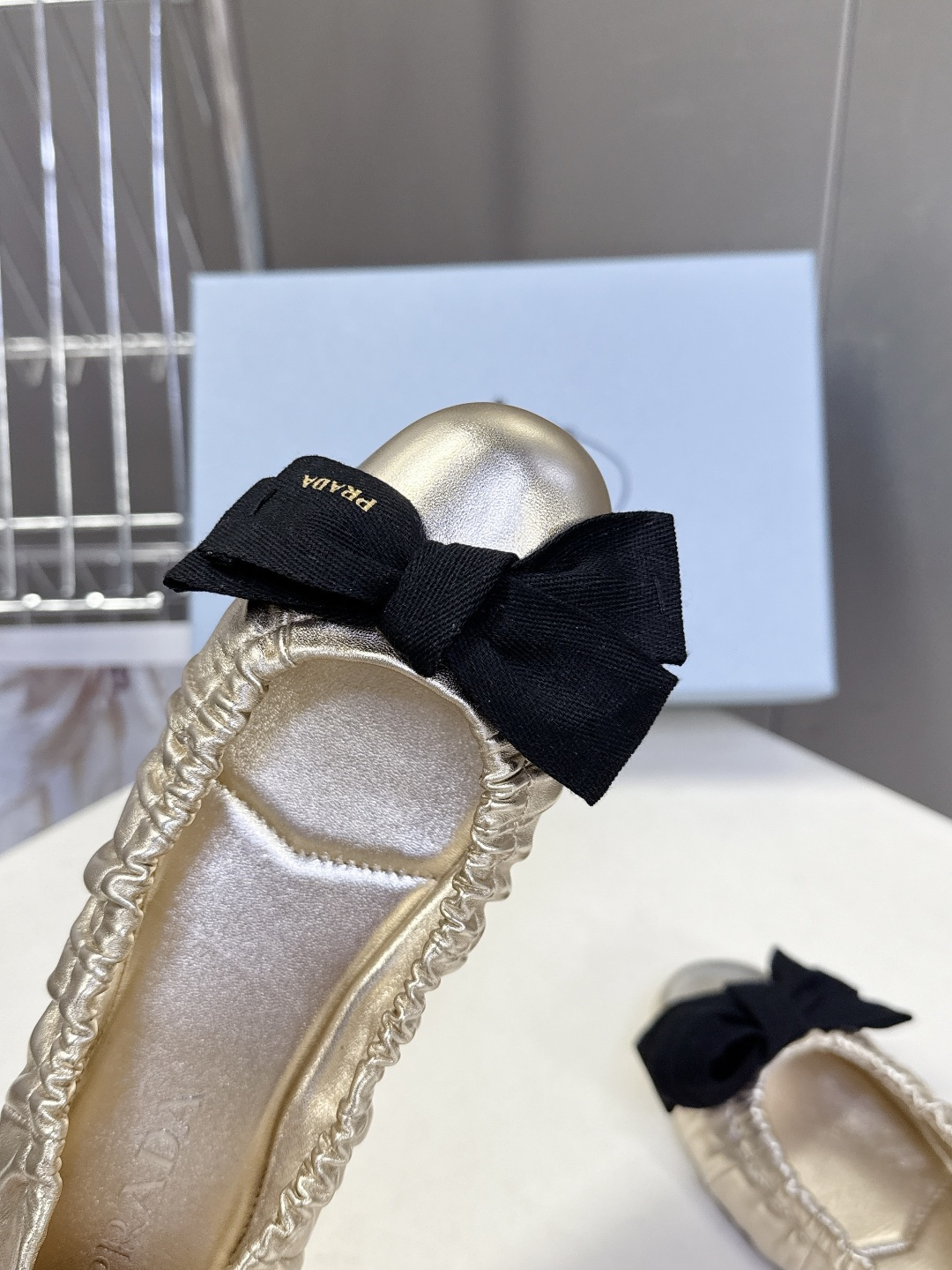 PRADA普拉达2026春夏褶皱蝴蝶结 跳舞鞋 芭蕾舞鞋 超多明星网红种草 简约的设计圆头轮廓 蝴蝶结点