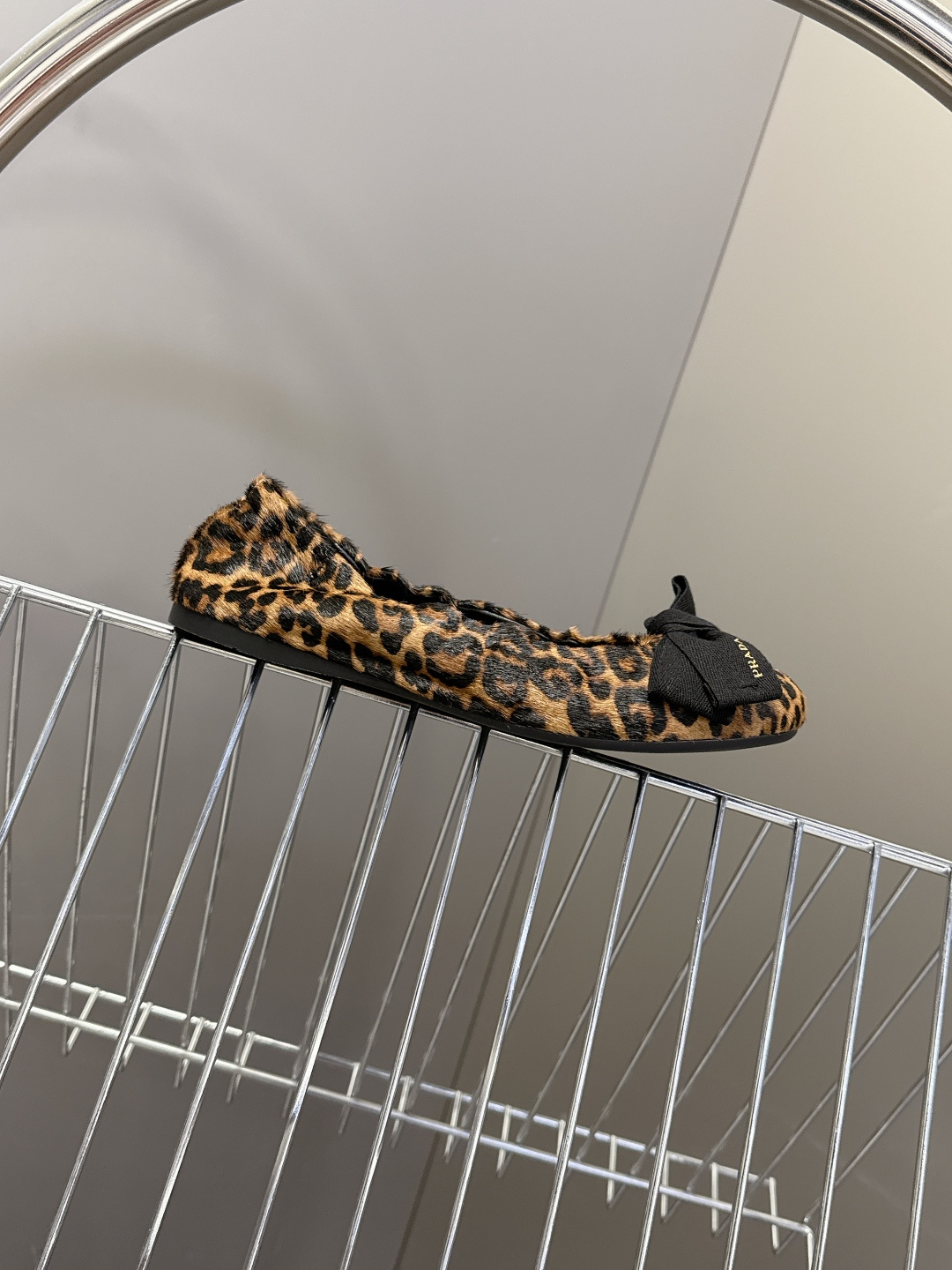 PRADA普拉达2026春夏褶皱蝴蝶结 跳舞鞋 芭蕾舞鞋 超多明星网红种草 简约的设计圆头轮廓 蝴蝶结点