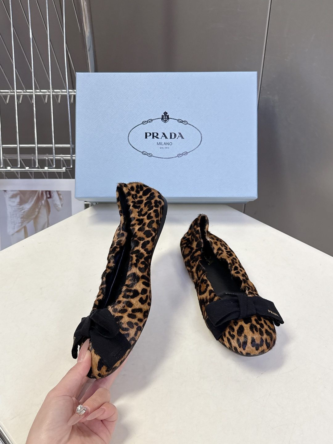 PRADA普拉达2026春夏褶皱蝴蝶结 跳舞鞋 芭蕾舞鞋 超多明星网红种草 简约的设计圆头轮廓 蝴蝶结点