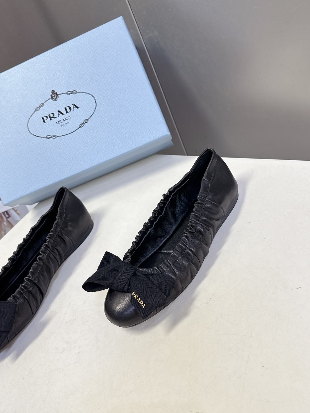 PRADA普拉达2026春夏褶皱蝴蝶结 跳舞鞋 芭蕾舞鞋 超多明星网红种草 简约的设计圆头轮廓 蝴蝶结点