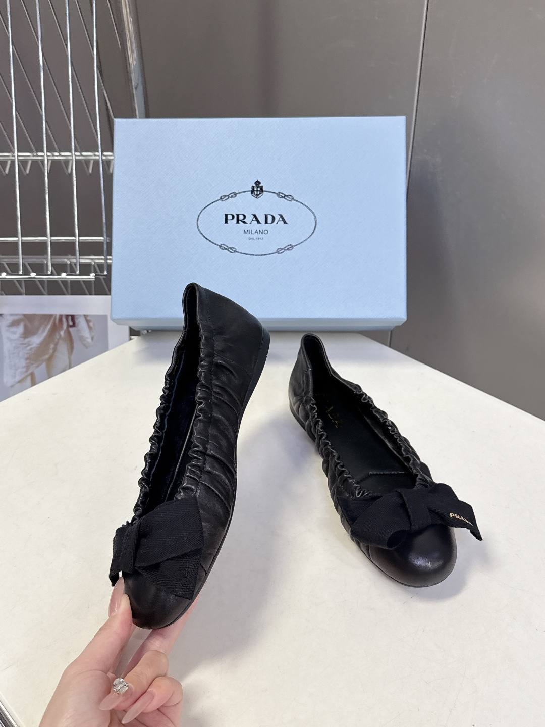 PRADA普拉达2026春夏褶皱蝴蝶结 跳舞鞋 芭蕾舞鞋 超多明星网红种草 简约的设计圆头轮廓 蝴蝶结点