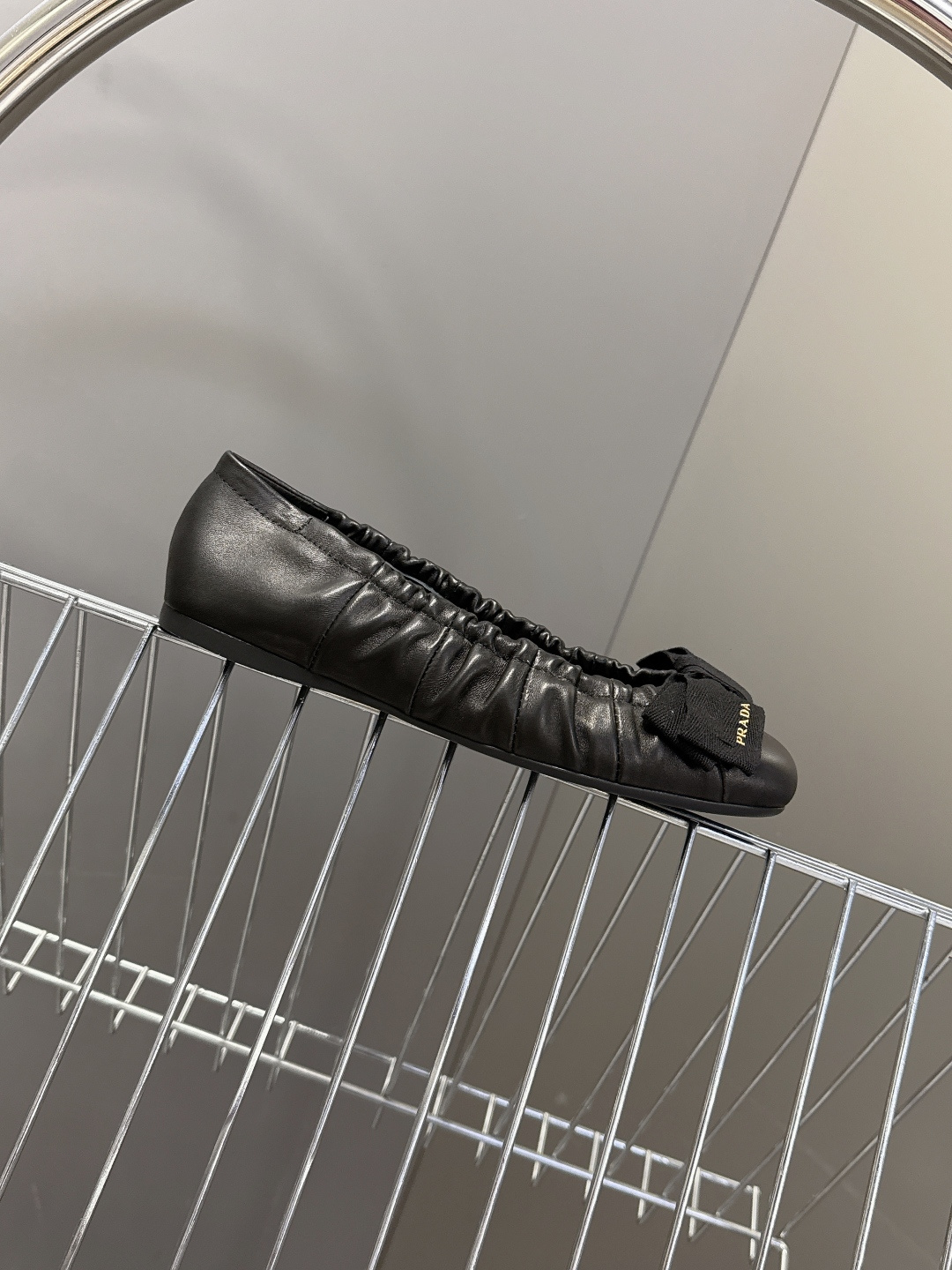 PRADA普拉达2026春夏褶皱蝴蝶结 跳舞鞋 芭蕾舞鞋 超多明星网红种草 简约的设计圆头轮廓 蝴蝶结点