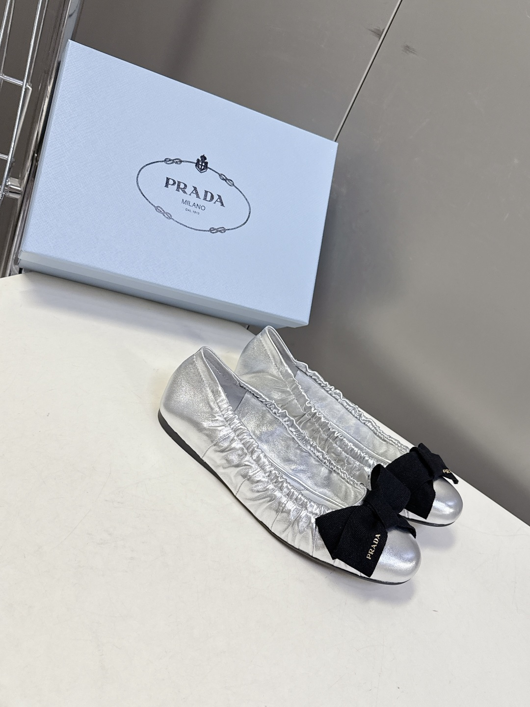 PRADA普拉达2026春夏褶皱蝴蝶结 跳舞鞋 芭蕾舞鞋 超多明星网红种草 简约的设计圆头轮廓 蝴蝶结点