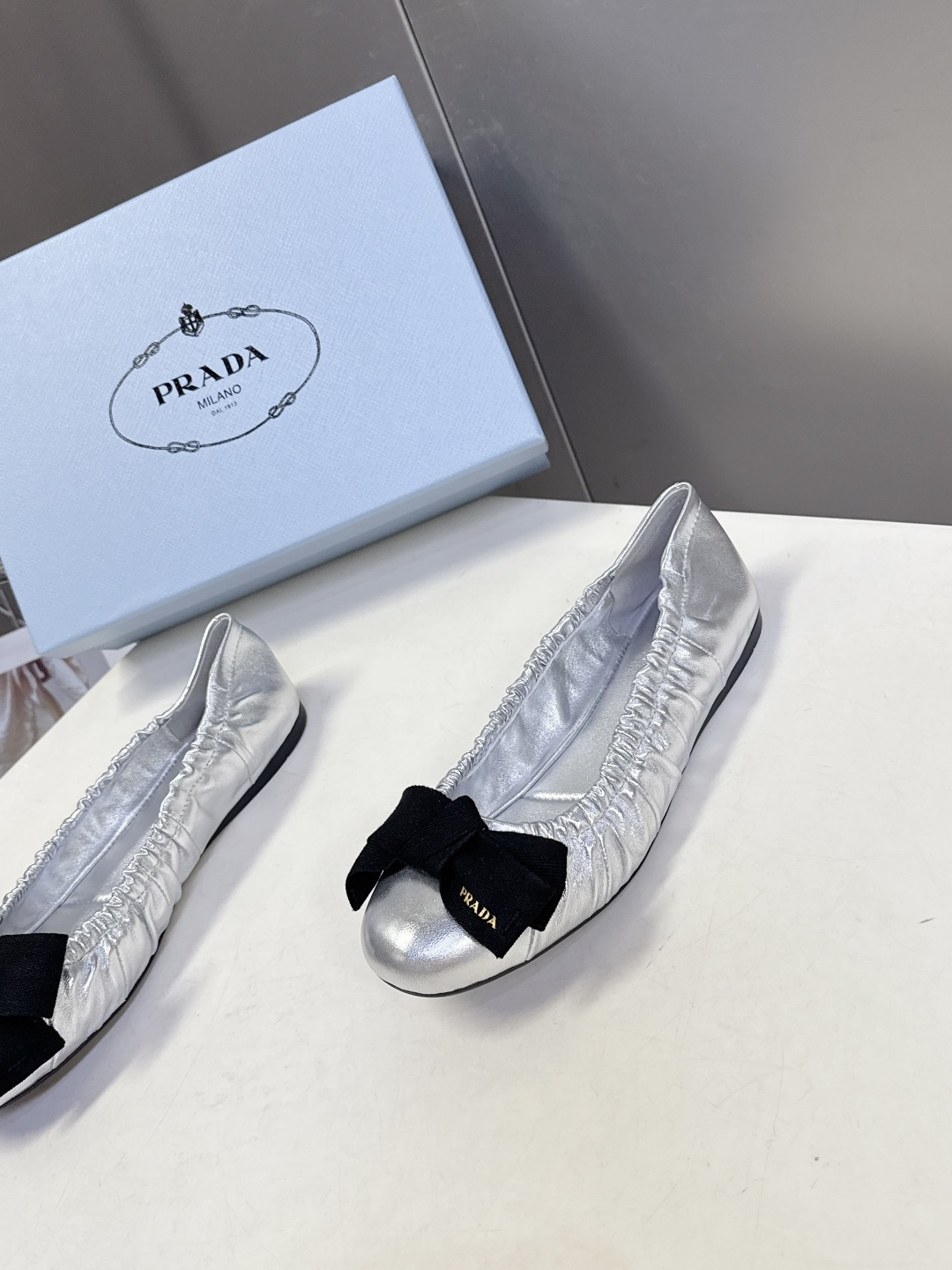 PRADA普拉达2026春夏褶皱蝴蝶结 跳舞鞋 芭蕾舞鞋 超多明星网红种草 简约的设计圆头轮廓 蝴蝶结点