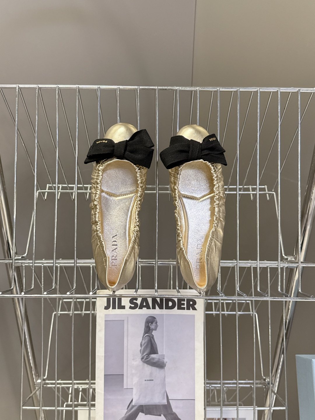 PRADA普拉达2026春夏褶皱蝴蝶结 跳舞鞋 芭蕾舞鞋 超多明星网红种草 简约的设计圆头轮廓 蝴蝶结点