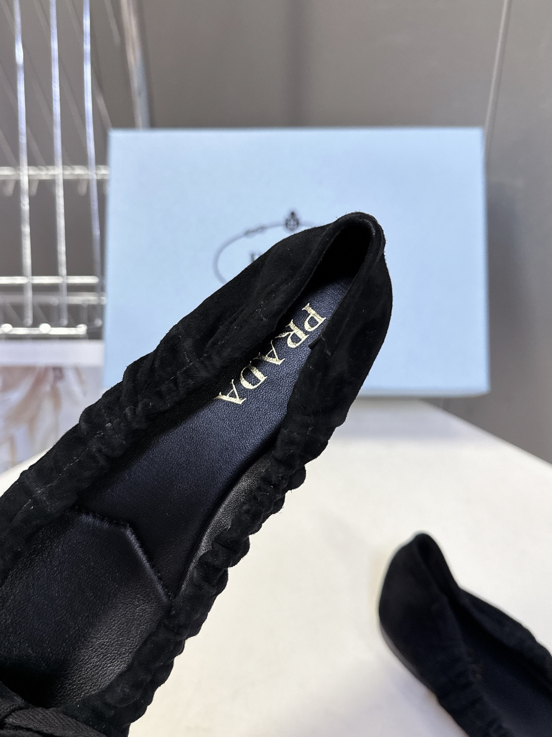 PRADA普拉达2026春夏褶皱蝴蝶结 跳舞鞋 芭蕾舞鞋 超多明星网红种草 简约的设计圆头轮廓 蝴蝶结点