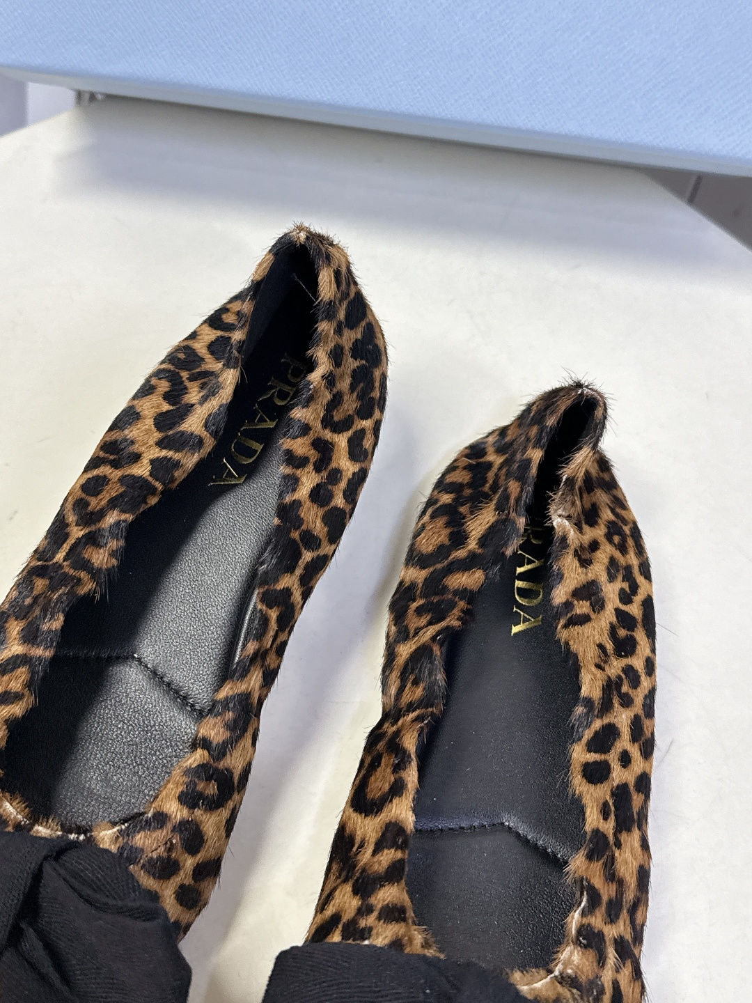 PRADA普拉达2026春夏褶皱蝴蝶结 跳舞鞋 芭蕾舞鞋 超多明星网红种草 简约的设计圆头轮廓 蝴蝶结点