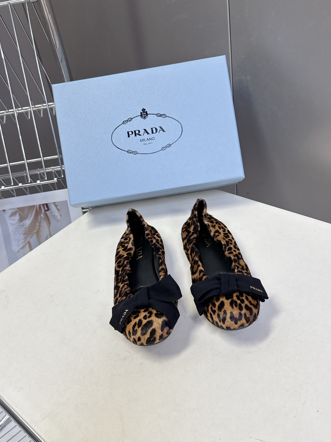 PRADA普拉达2026春夏褶皱蝴蝶结 跳舞鞋 芭蕾舞鞋 超多明星网红种草 简约的设计圆头轮廓 蝴蝶结点