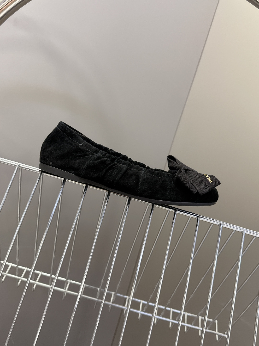 PRADA普拉达2026春夏褶皱蝴蝶结 跳舞鞋 芭蕾舞鞋 超多明星网红种草 简约的设计圆头轮廓 蝴蝶结点