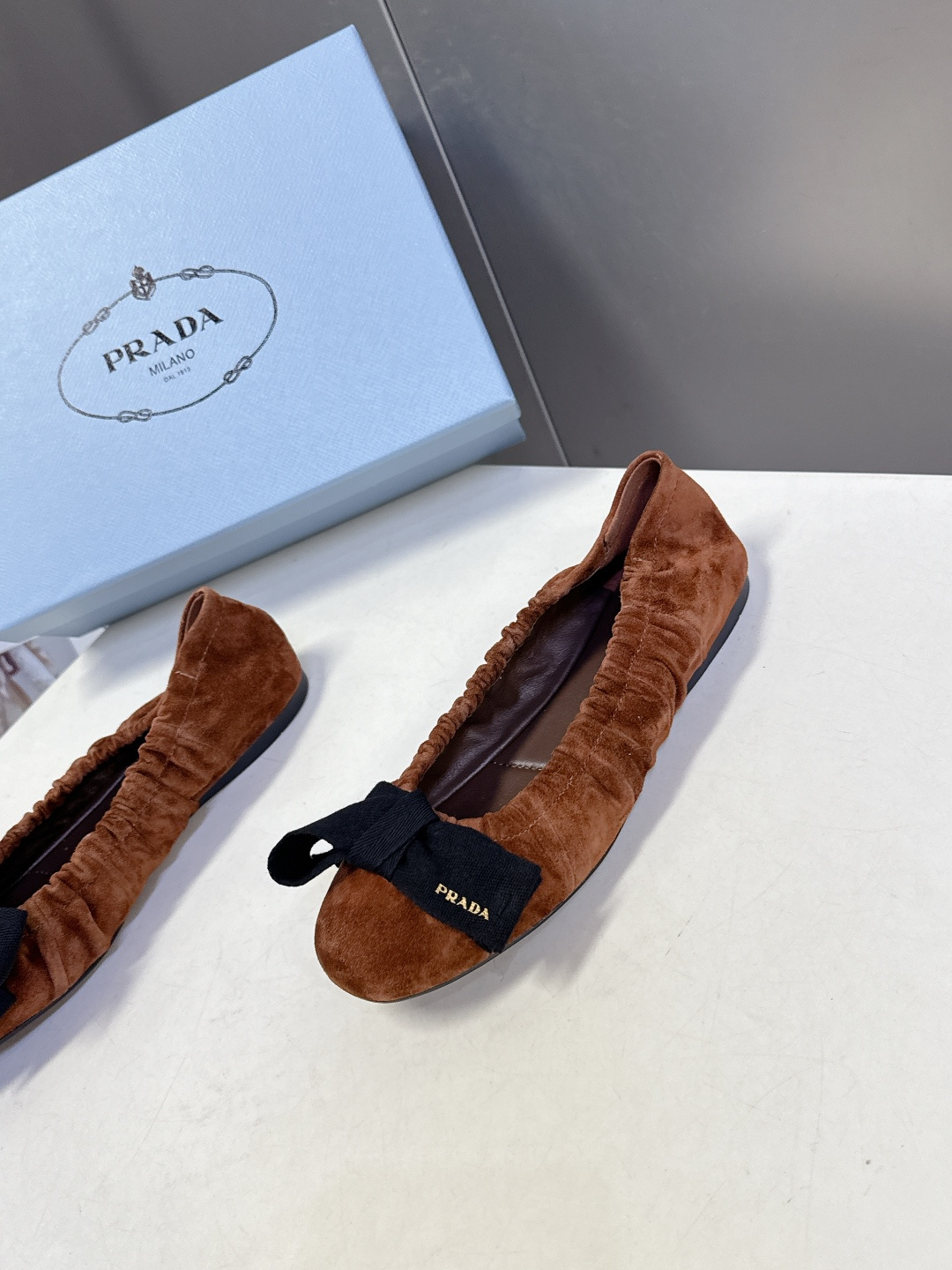 PRADA普拉达2026春夏褶皱蝴蝶结 跳舞鞋 芭蕾舞鞋 超多明星网红种草 简约的设计圆头轮廓 蝴蝶结点